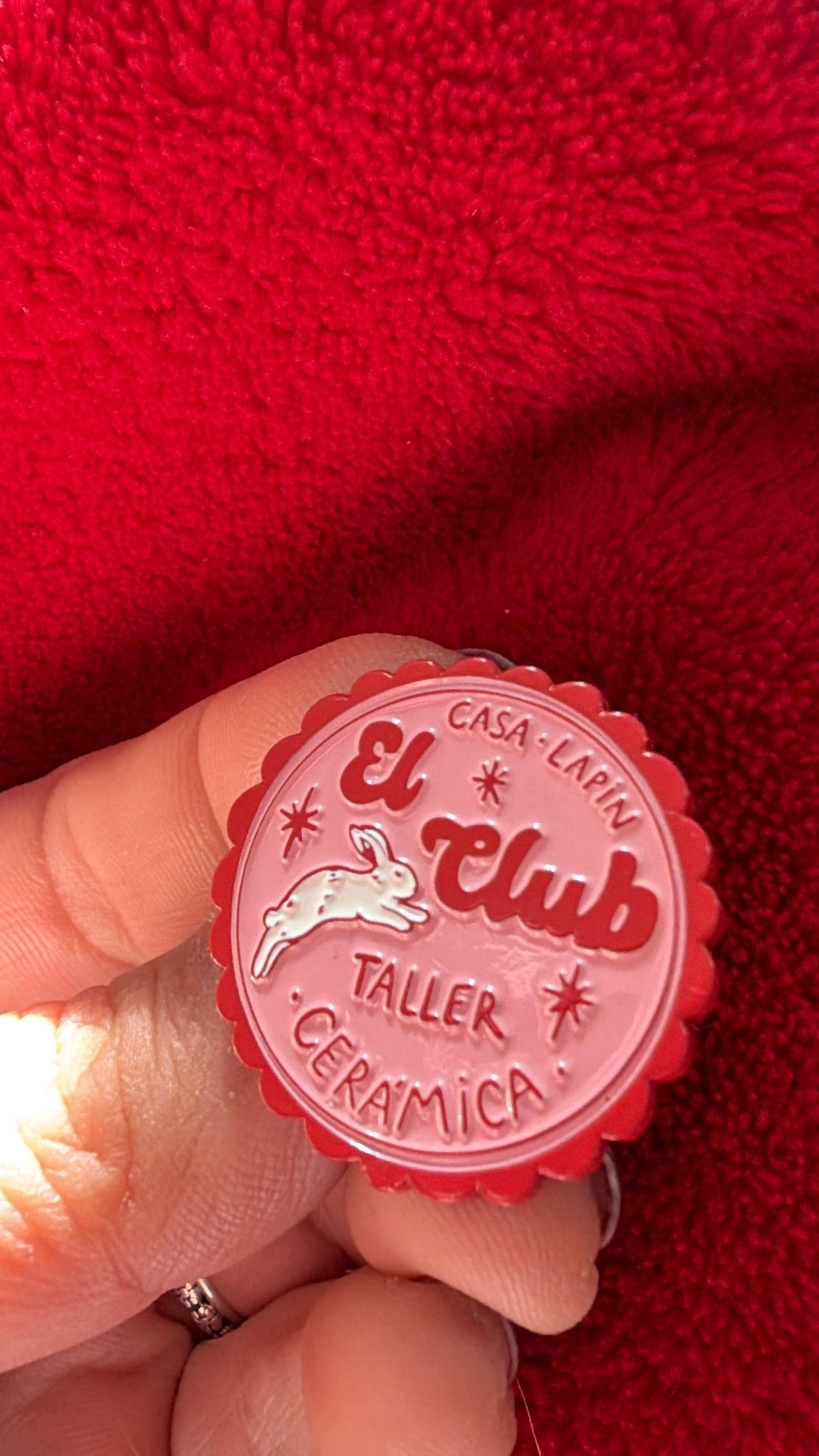 Pin “El Club” de cerámica