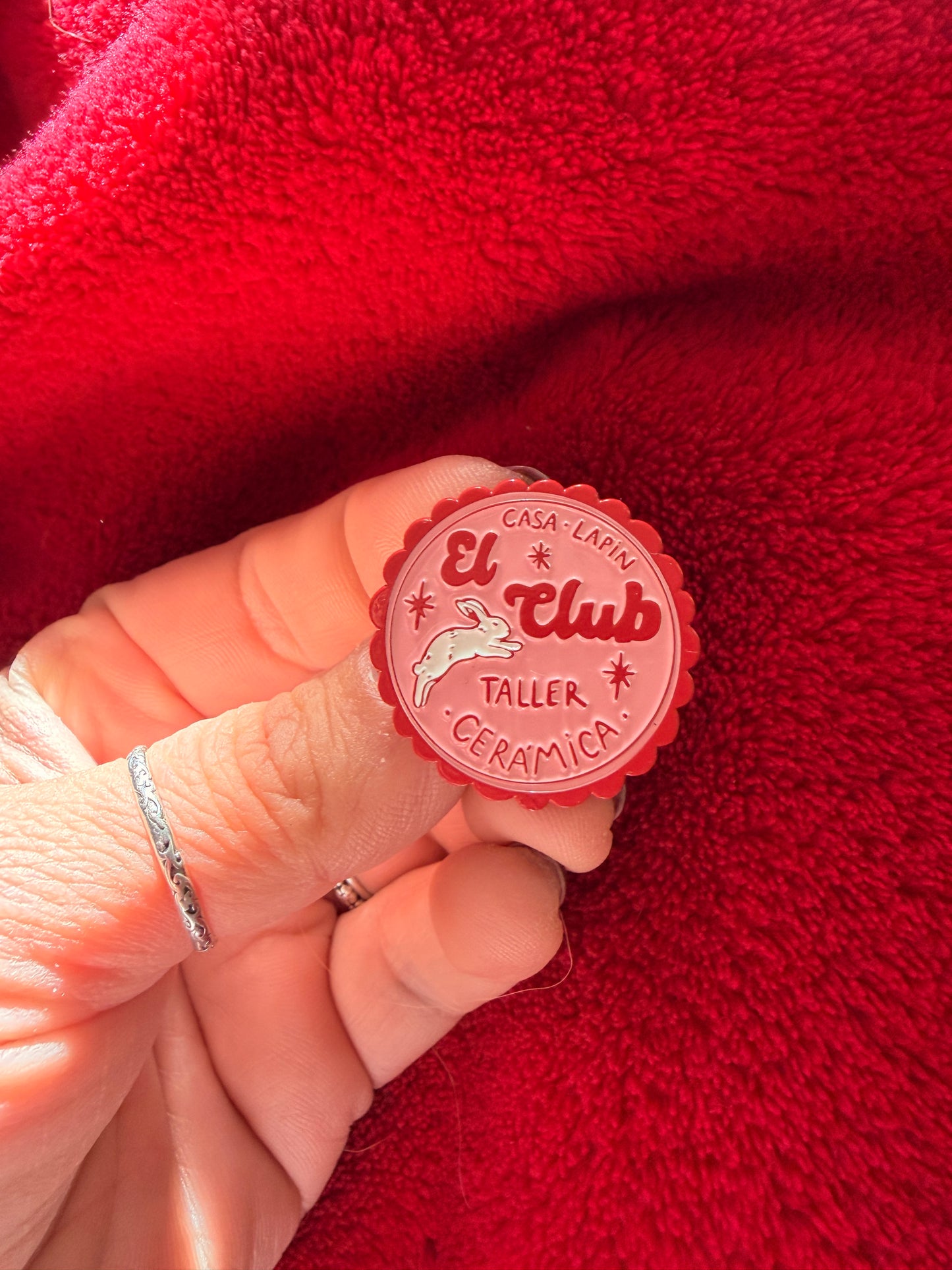 Pin “El Club” de cerámica