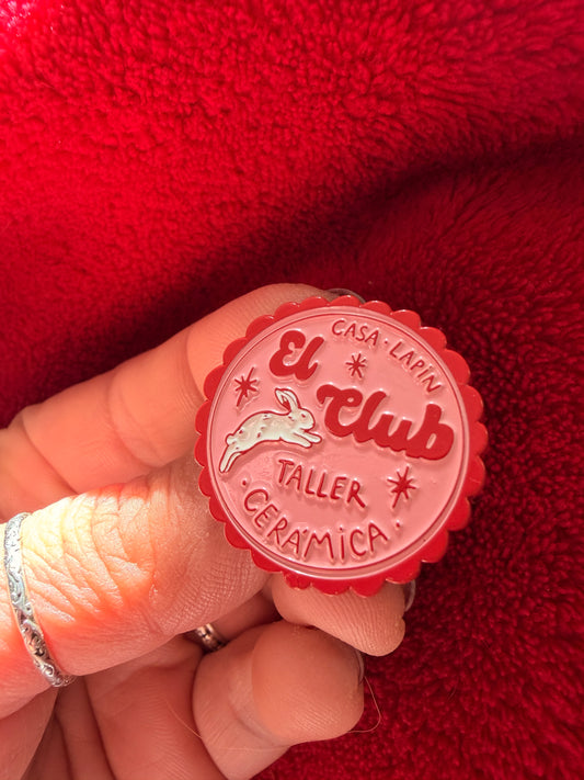Pin “El Club” de cerámica