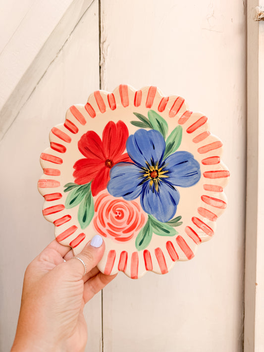 Plato flores borde rojo lineas