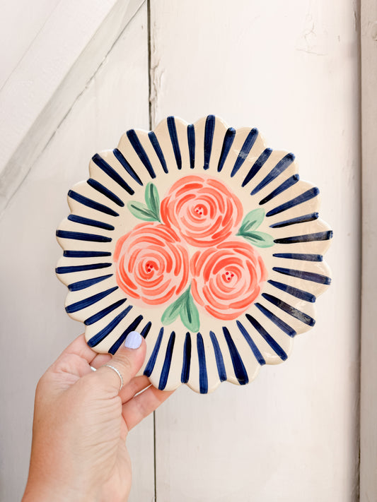 Plato flores borde azul lineas