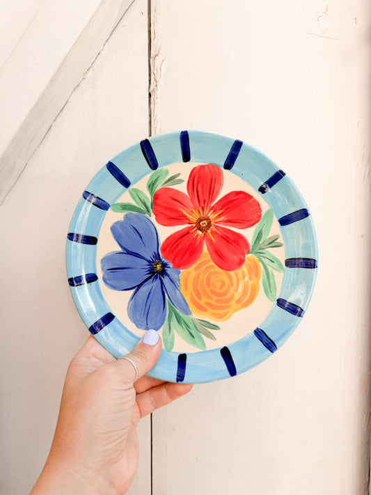 Plato flores borde celeste