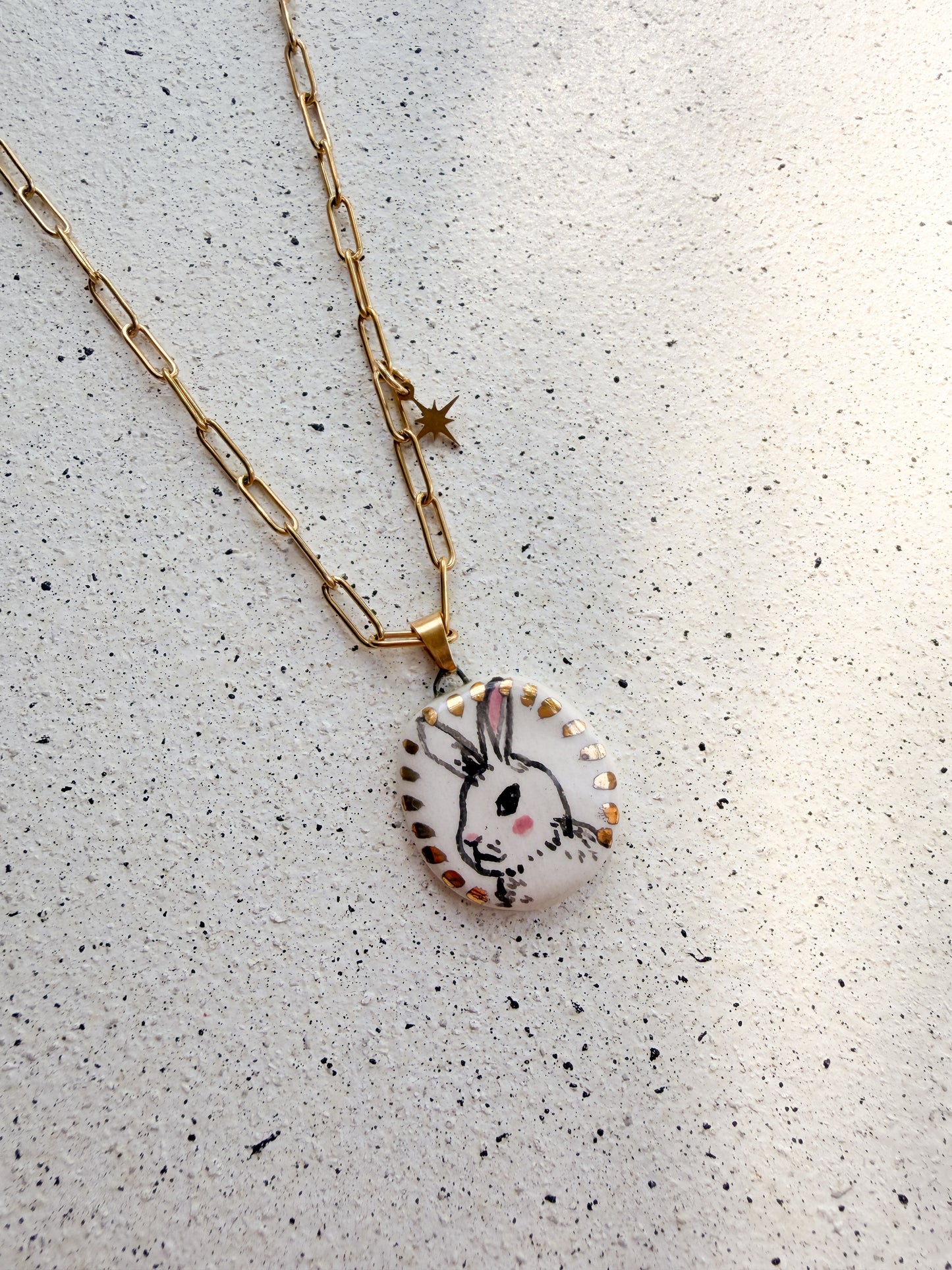 Collar chunk conejo blanco