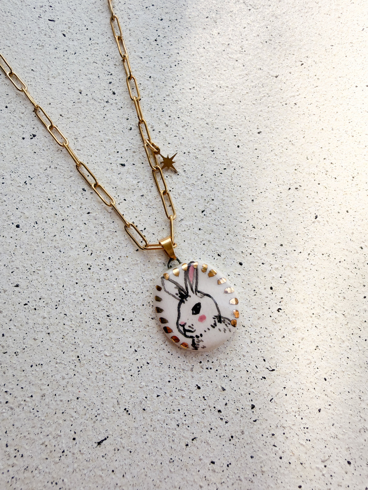Collar chunk conejo blanco