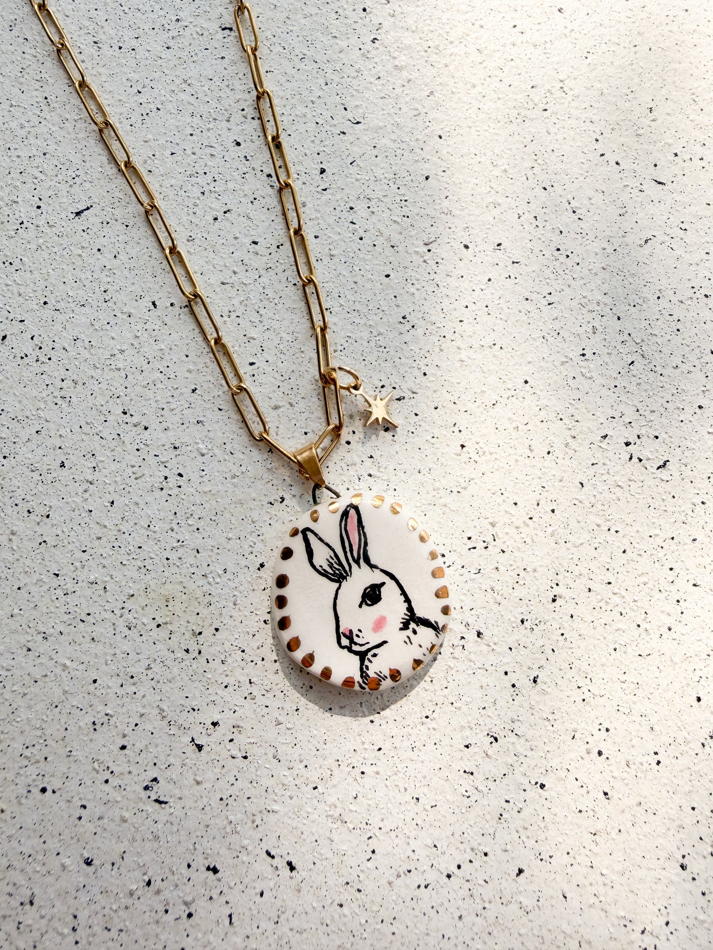 Collar chunk conejo blanco